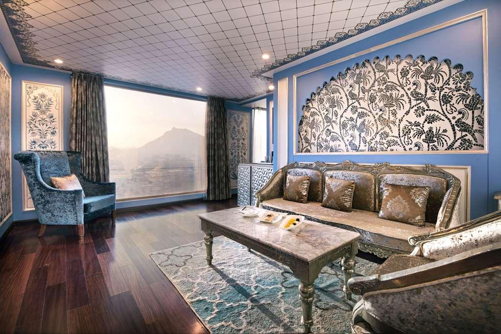 Radisson Blu Udaipur Palace Resort & Spa Стая снимка