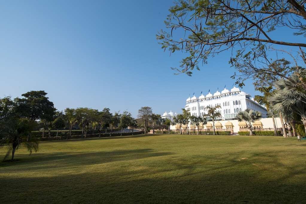 Radisson Blu Udaipur Palace Resort & Spa Екстериор снимка