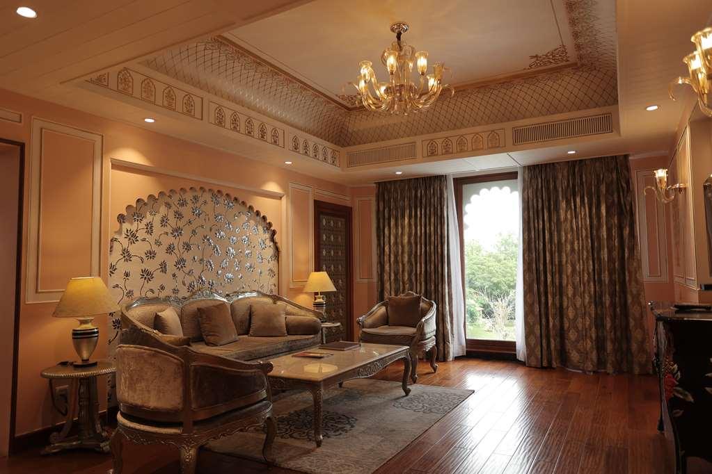Radisson Blu Udaipur Palace Resort & Spa Стая снимка