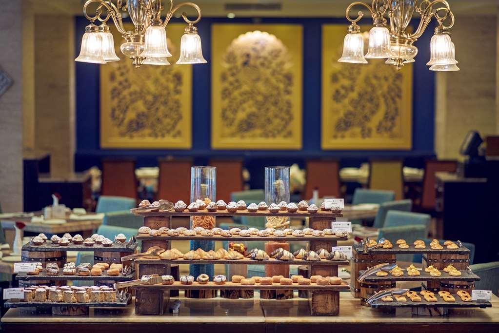 Radisson Blu Udaipur Palace Resort & Spa Ресторант снимка