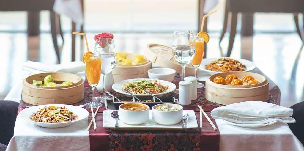 Radisson Blu Udaipur Palace Resort & Spa Ресторант снимка