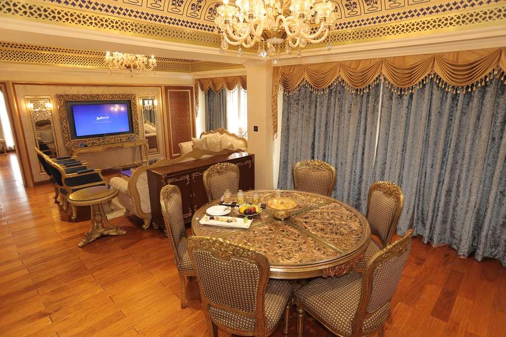 Radisson Blu Udaipur Palace Resort & Spa Стая снимка