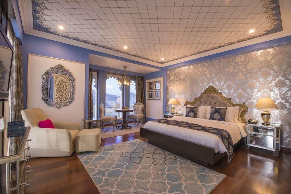 Radisson Blu Udaipur Palace Resort & Spa Стая снимка